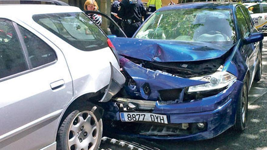 Dos heridos leves al chocar dos coches en la calle Jesús