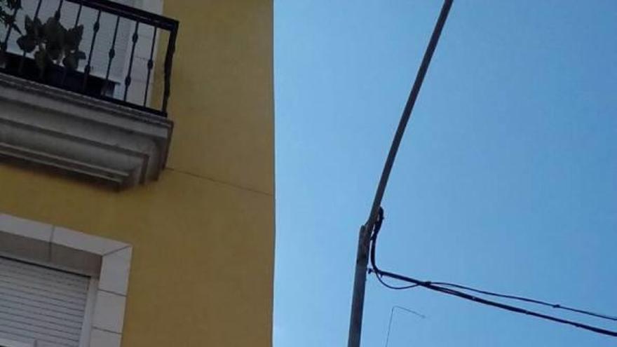 Farola por donde treparon los cacos para robar en un casa en Churra.