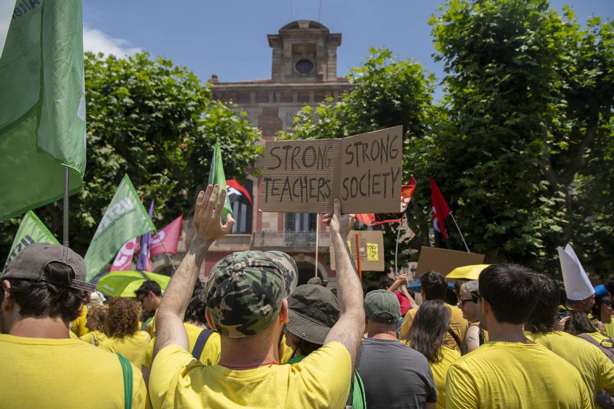 Protesta docente frente al Parlament el pasado mes de junio.