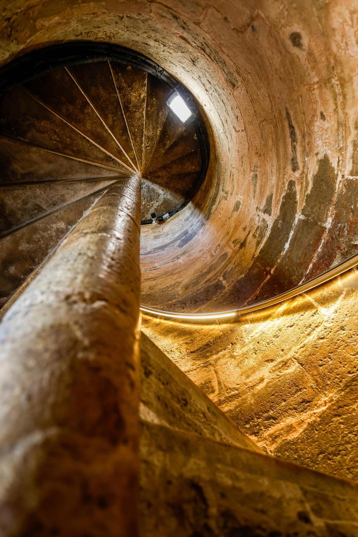 Vista de la escalera interior de la Torre, con 2027 escalones.