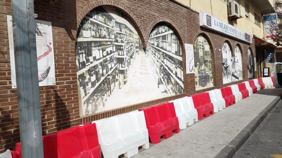 Vallado en la calle San Bartolomé, una de las principales arterias de El Campello.