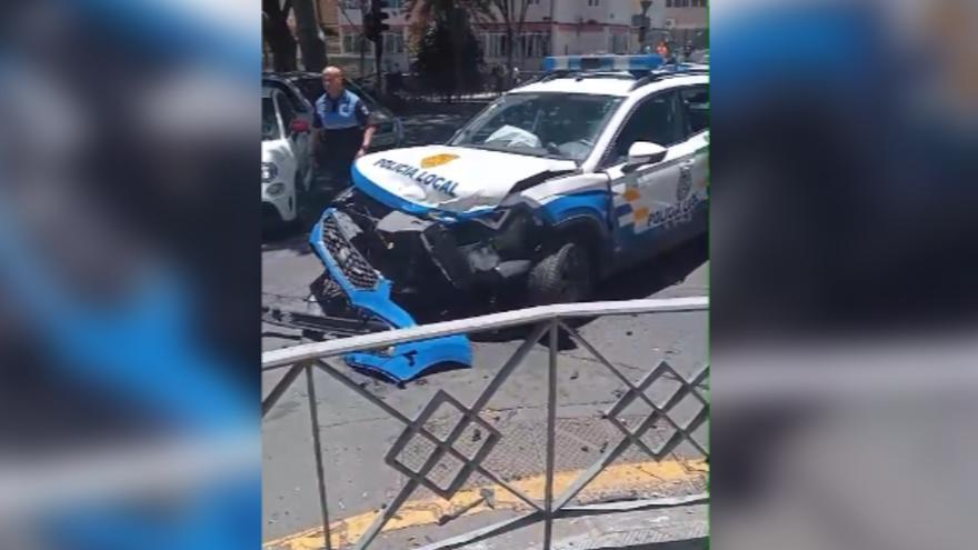 Un vehículo de la Policía Local colisiona contra otro coche