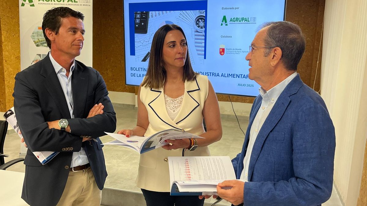 La consejera Sara Rubira durante la presentación del boletín semestral en la sede de Agrupal.