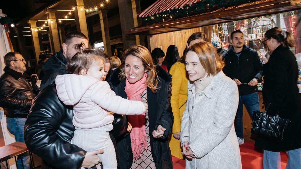 Begoña Carrasco también ha inaugurado este viernes el Winter Market de Santa Clara.