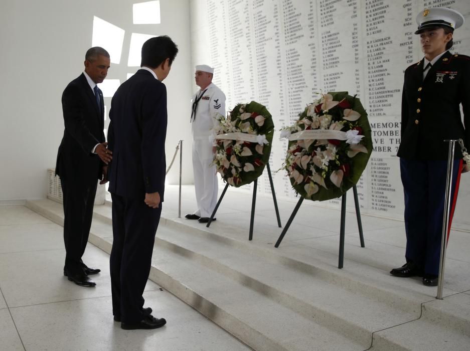 Obama y Shinzo Abe visitan Pearl Harbor