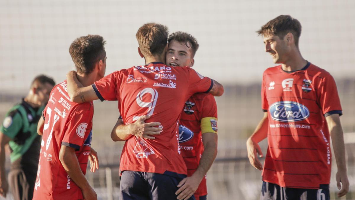 Los jugadores del Diocesano celebran un gol en el partido ante el Jerez.