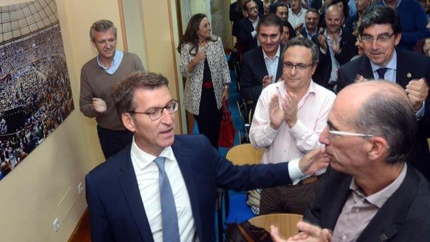 Feijóo, recibido entre aplausos en la Ejecutiva Provincial del PP // RAFA VÁZQUEZ