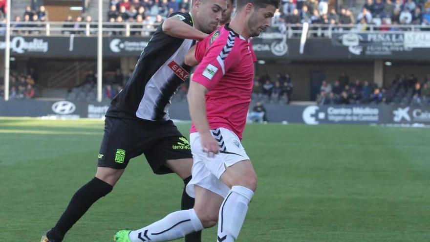 Cristo Martín trata de arrebatar el balón a Indiano en el partido Cartagena-Marbella.