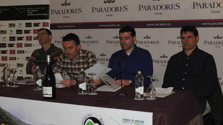 Por la izquierda, Alfredo García, vocal de la Federación de Deportes de Montaña; Javier Fernández, José Luis Fontaniella, alcalde de Cangas del Narcea, y Antonio Rodríguez, ayer, en la presentación de &quot;Puerta de Muniellos&quot;.