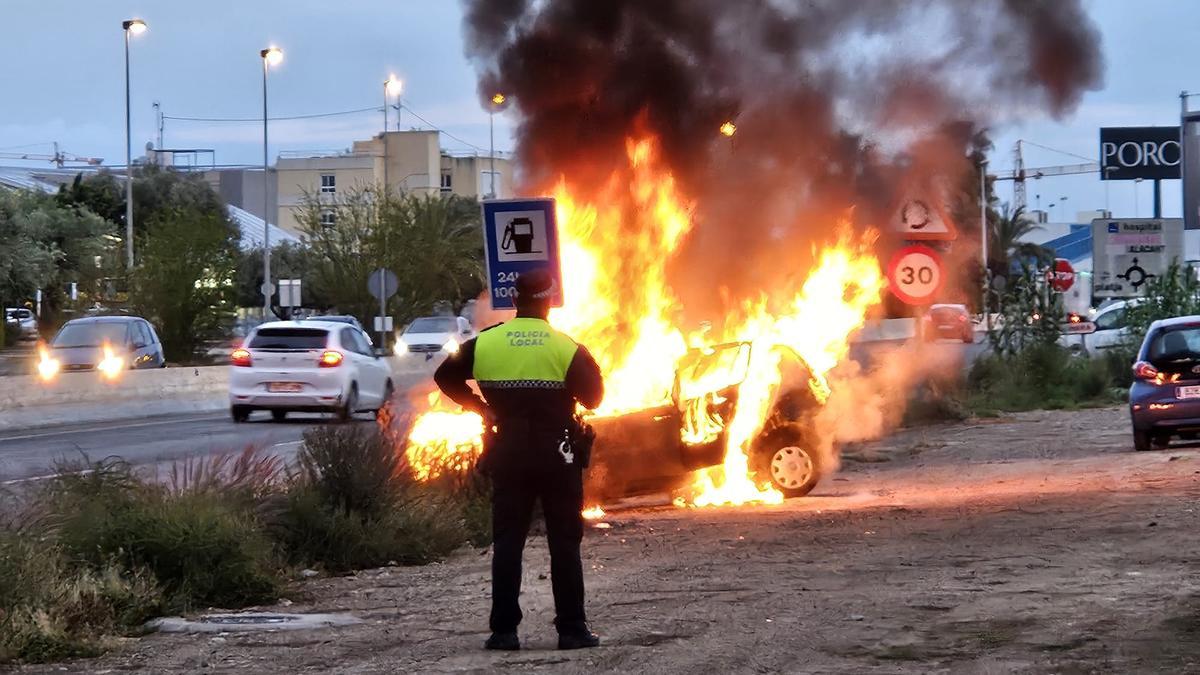 Aparatoso incendio de un vehículo en la N-332 a la altura de Sant Joan d'Alacant