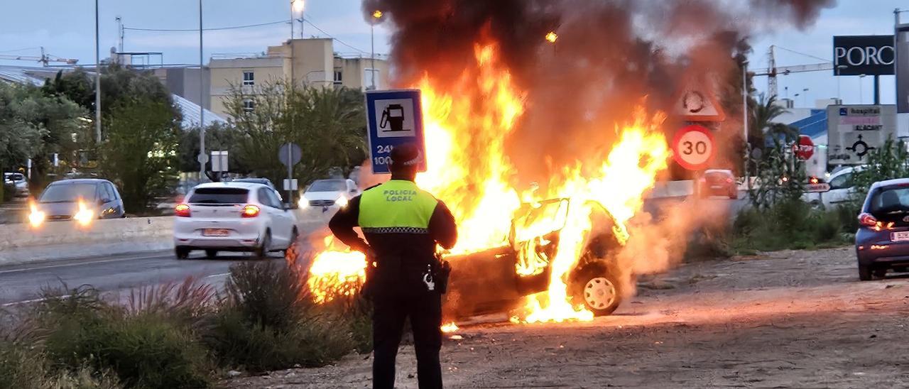 Aparatoso incendio de un vehículo en la N-332 a la altura de Sant Joan d'Alacant