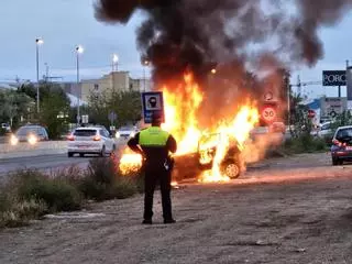 Aparatoso incendio de un vehículo en la N-332 a la altura de Sant Joan d'Alacant