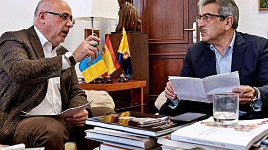 El presidente del Cabildo de Gran Canaria, Antonio Morales, y el vicepresidente regional y consejero de Hacienda, Román Rodríguez.