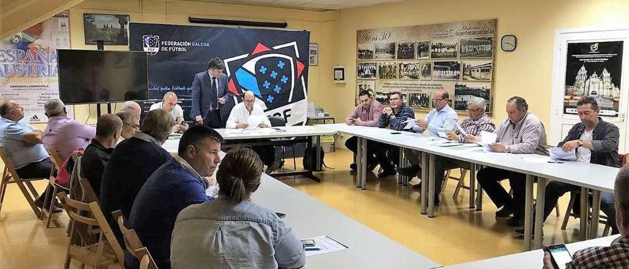 Clubes y Federación se reunieron en la mañana de ayer en Santiago. // FDV