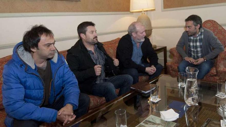 El alcalde, Xulio Ferreiro (a la derecha), con los representantes del comité de empresa de Alcoa.