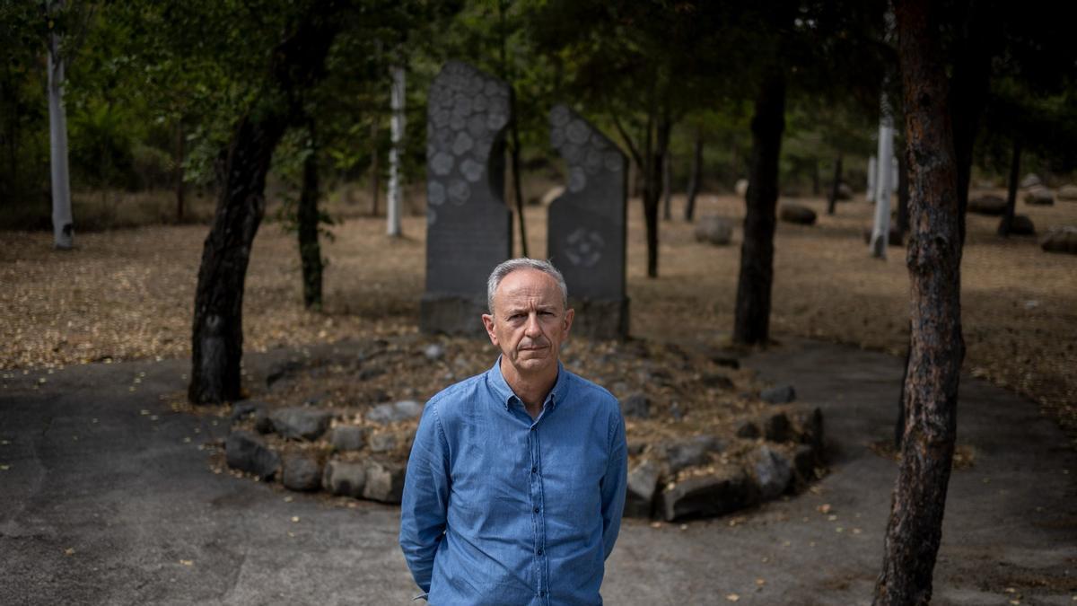 El que fuera alcalde de Biescas, Luis Estaún, frente al monumento que conmemora la tragedia.