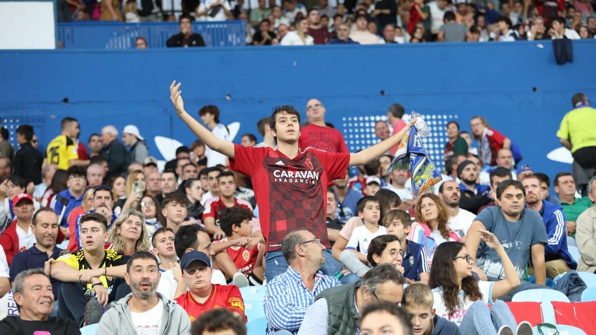 Un aficionado muestra su descontento durante el partido ante el Andorra.