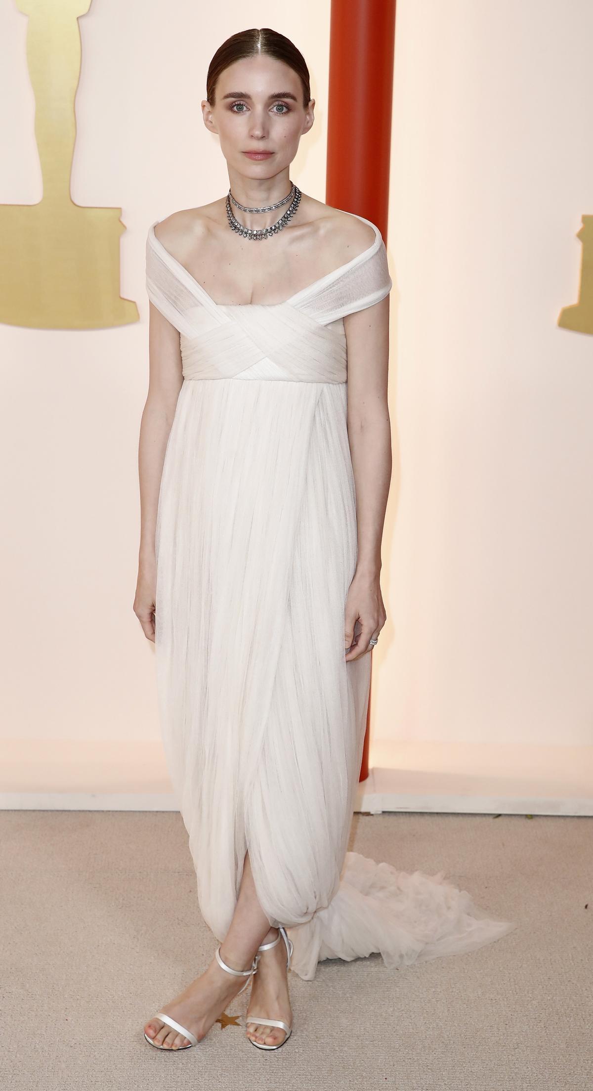 Rooney Mara ha escogido un vestido que demuestra que menos no siempre es más, y cuya sencillez no logra aportar ni un ápice de gracia a su look, espartano como pocos.