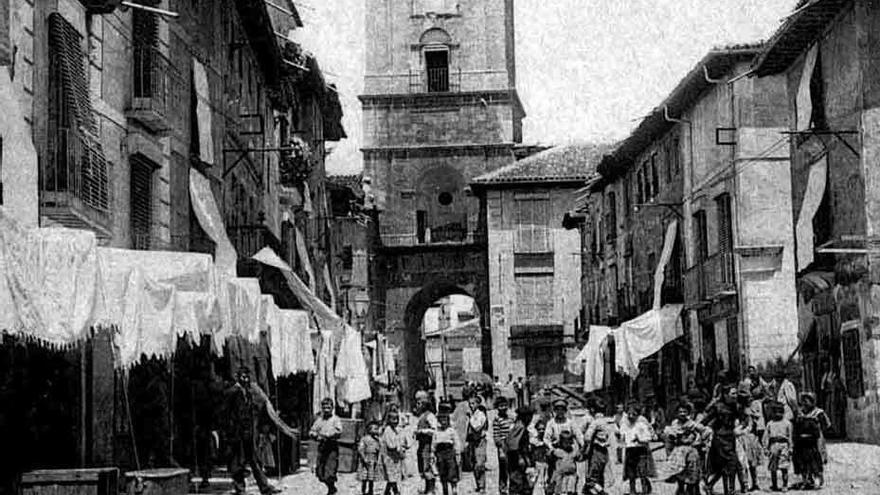 Niños y vecinos pasean por la calle Puerta del Mercado de Toro a principios del siglo XX.
