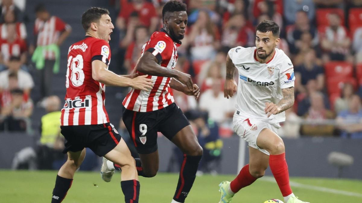 Suso trata de superar a Iñaki Williams y De Marcos durante el duelo Athletic - Sevilla