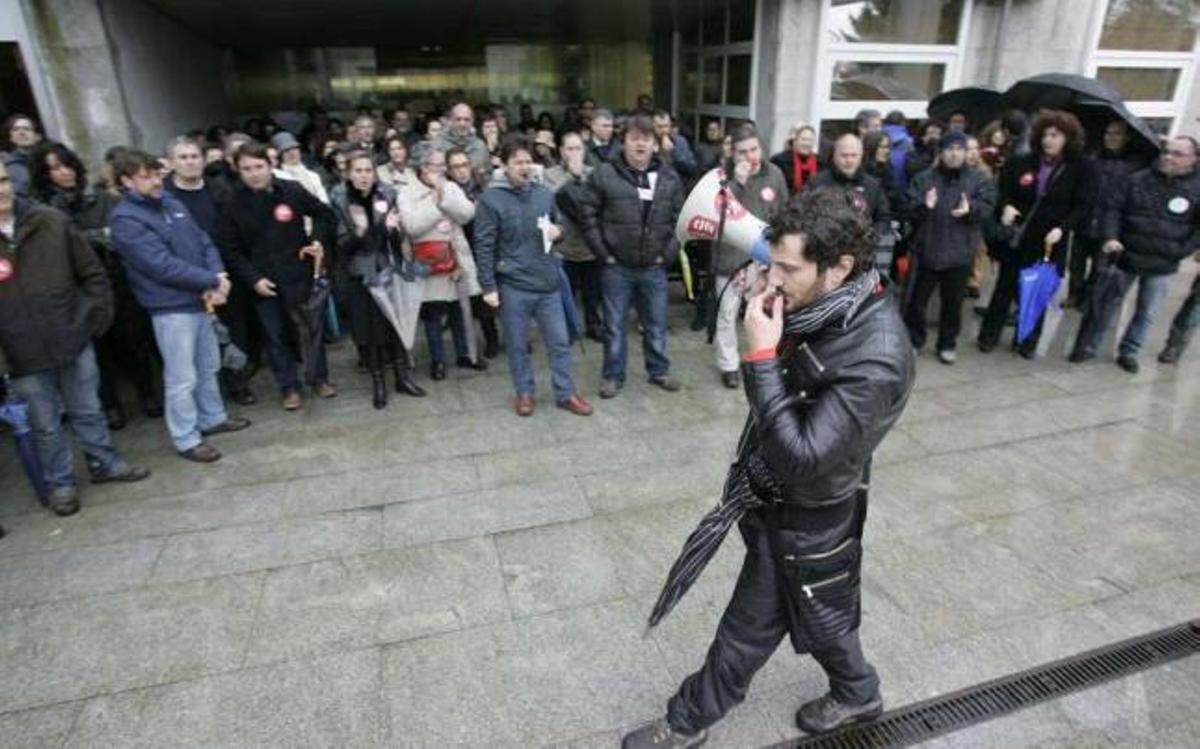 Protesta en la sede de la Xunta contra los recortes aplicados a los funcionarios.  // Xoán Álvarez
