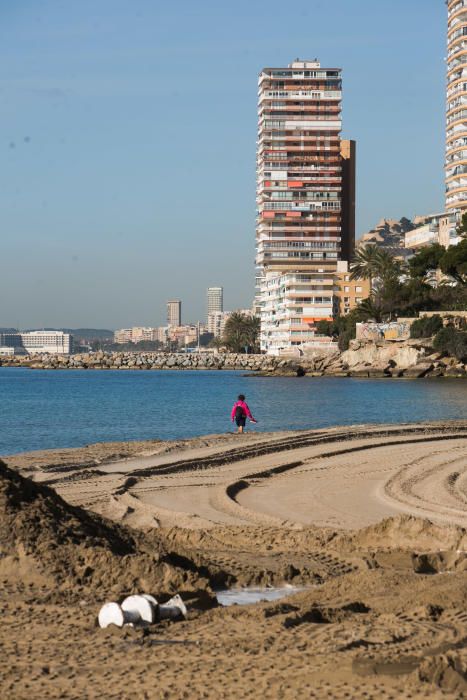 Suciedad en la playa de la Albufereta tras la riada