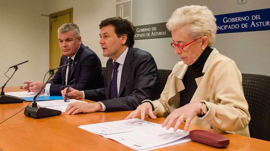 El consejero Francisco Blanco, entre la directora de Asturex, Teresa Vigón, y el vicepresidente de Femetal, Belarmino Feito, durante la presentación del V Foro del Metal Asturias.