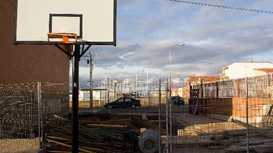 Obras de construcción de una escalera de emergencia y rampas de acceso en el colegio Buenos Aires