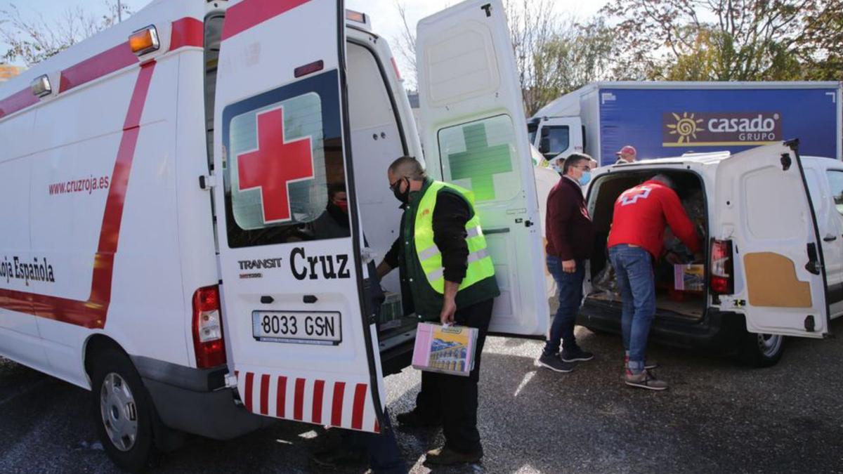 Donación de leche por parte de los ganaderos a Cruz Roja. | Ana Burrieza