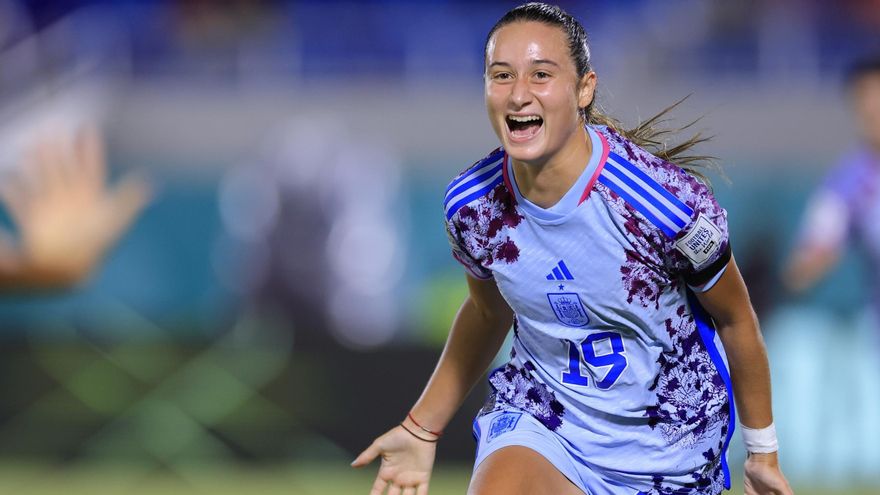 La delantera cordobesa Alba Cerrato celebra un gol con España.