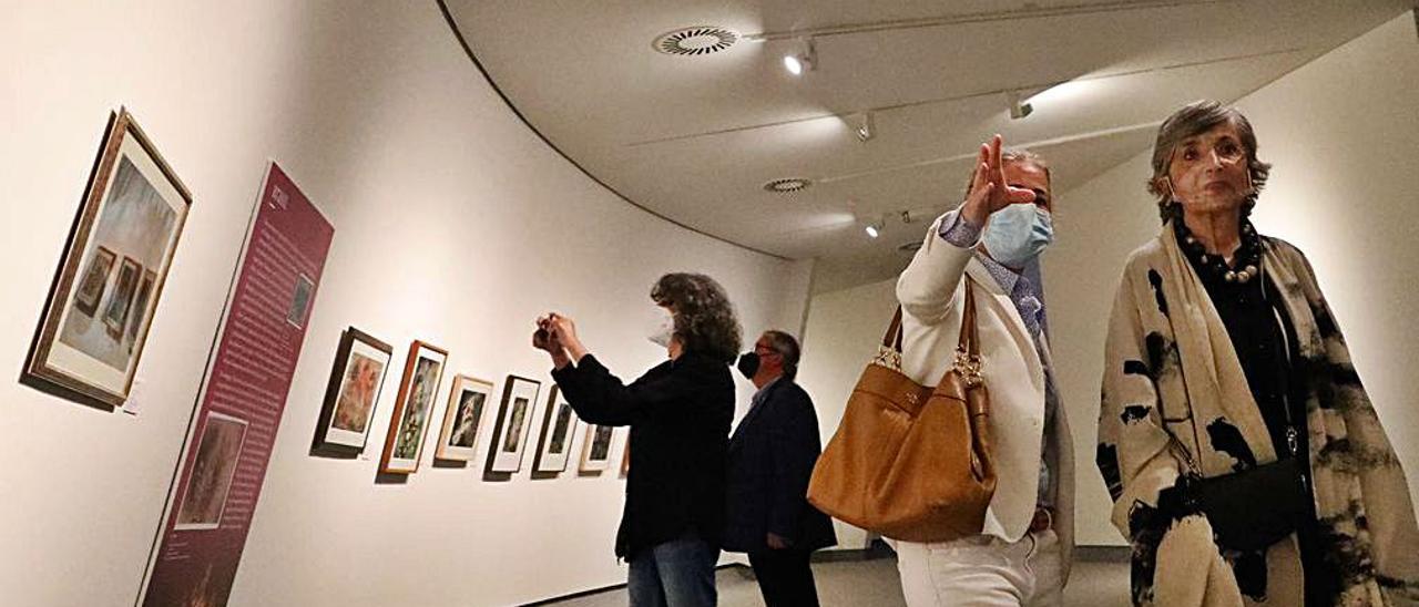 Asistentes a la inauguración de la exposición de Joan Ponç en el Centro Niemeyer. Mara Villamuza