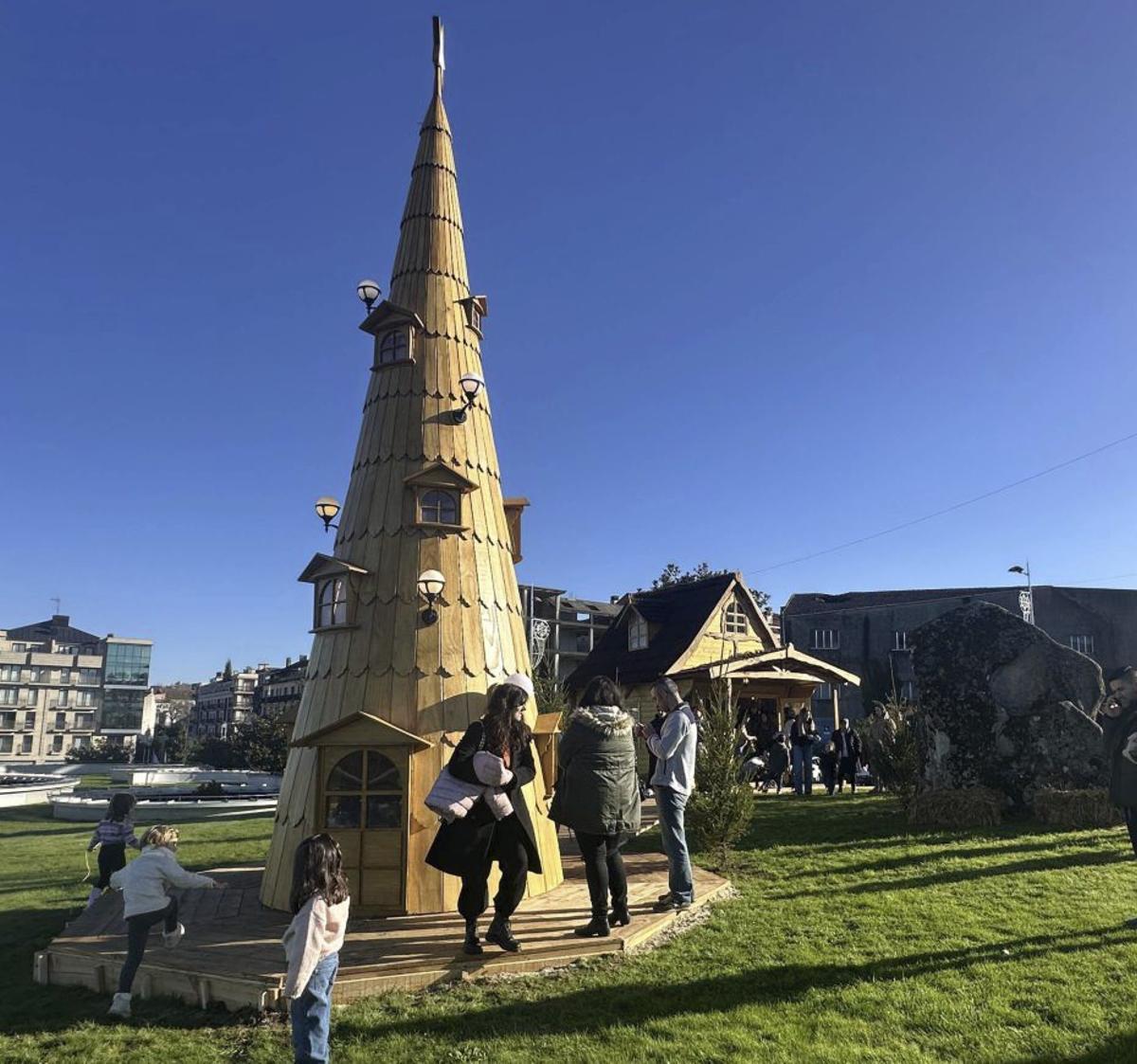 Varios niños junto al árbol gigante. | Bernabé/Ángel Abeledo