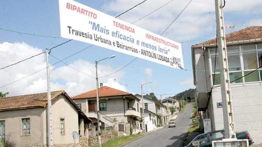 Una de las pancartas de protesta que atraviesa la calle Antolín Losada.