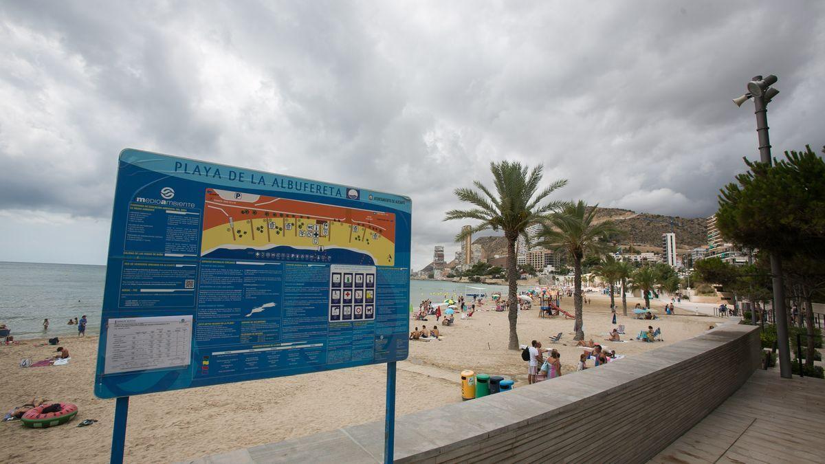 Cielos nubosos y posibles chubascos débiles para mañana en Alicante.