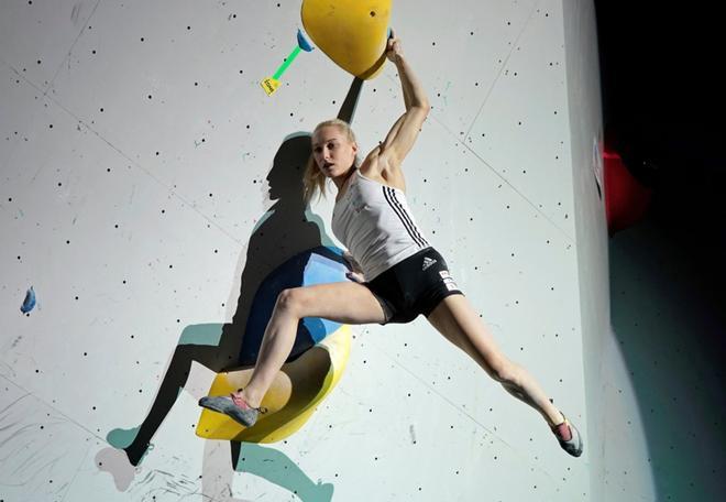 La primera clasificada Janja Garnbret compite en la final femenina de bouldering en el Mundial de Escalada IFSC en Hachioji, Tokio.