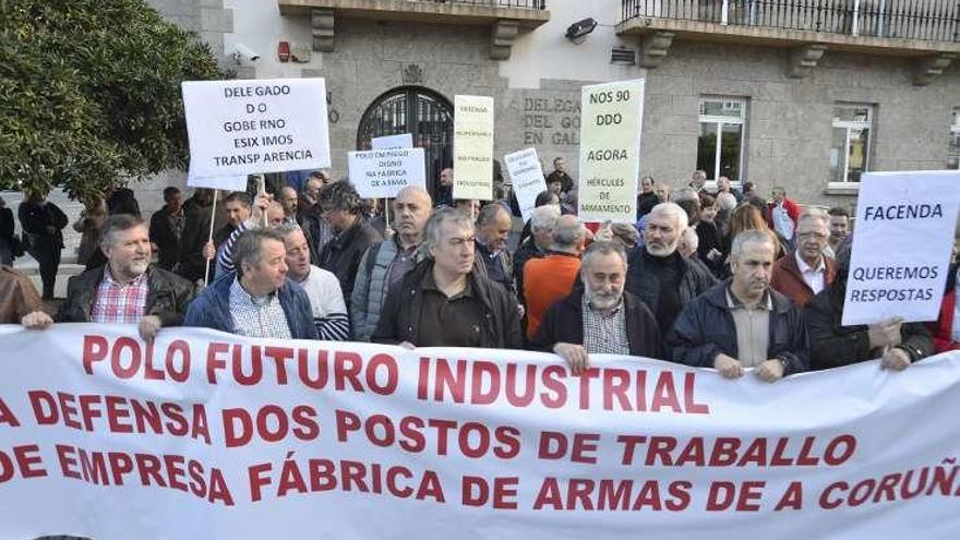 Los extrabajadores, ante la Delegación del Gobierno.