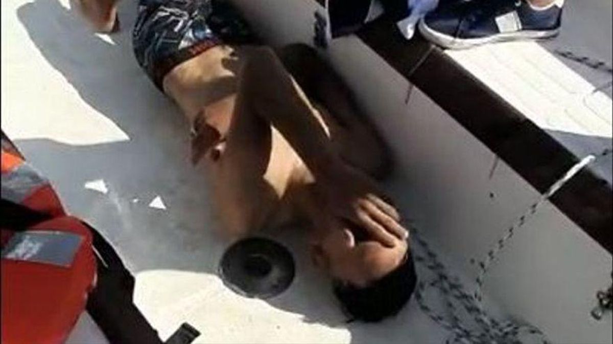 Las imágenes del rescate de los jóvenes que amenazaron con una navaja al patrón del barco que les ayudó.