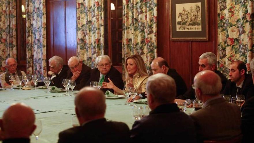 María Teresa Mallada, entre Antonio Checa y José María Pérez.