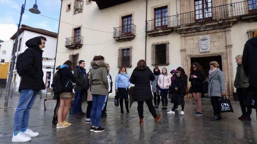 Los &quot;erasmus&quot;, ante el Ayuntamiento, durante una visita guiada a Cangas del Narcea, ayer.