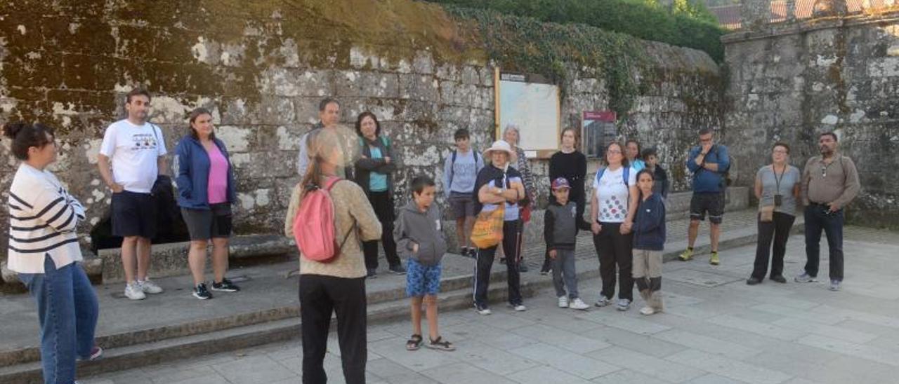 El grupo, reunido junto al monasterio de Armenteira. |   // NOÉ PARGA