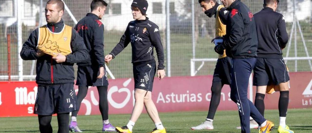 Por la izquierda, Lora, Sergio, Halilovic, Rachid, Abelardo y Guerrero, durante el entrenamiento de ayer en Mareo.