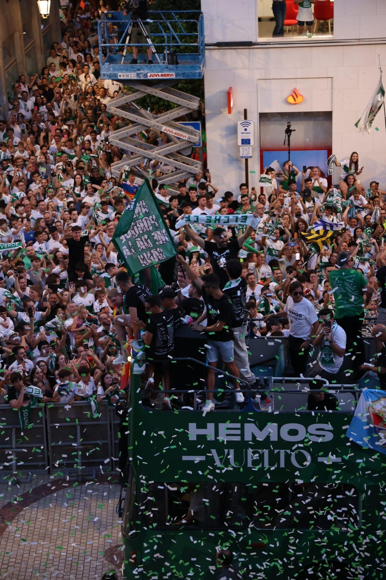 El Elche CF celebra el ascenso a Primera con una rúa en autobús hasta la Plaça de Baix