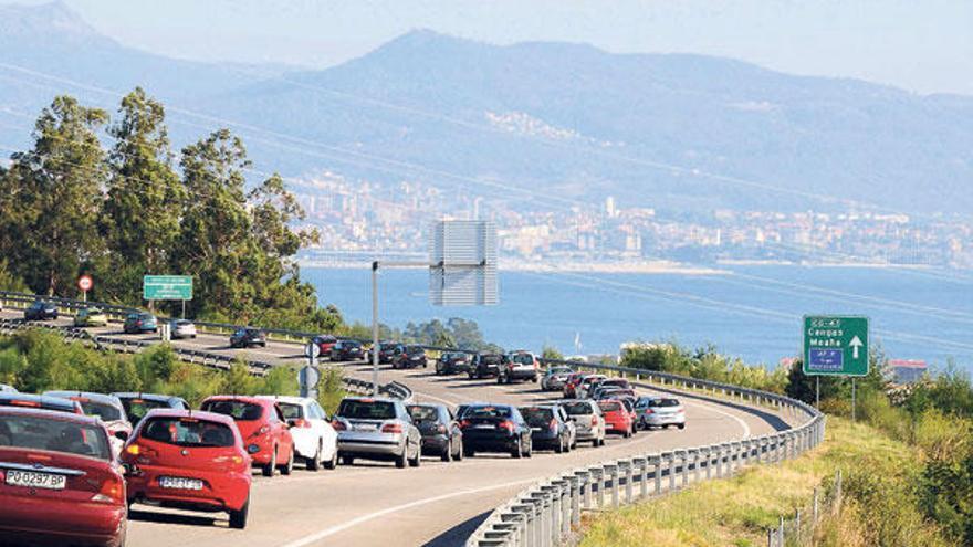 La afluencia de vigueses a las playas de O Morrazo eleva en 6.200 coches al día el tráfico del corredor