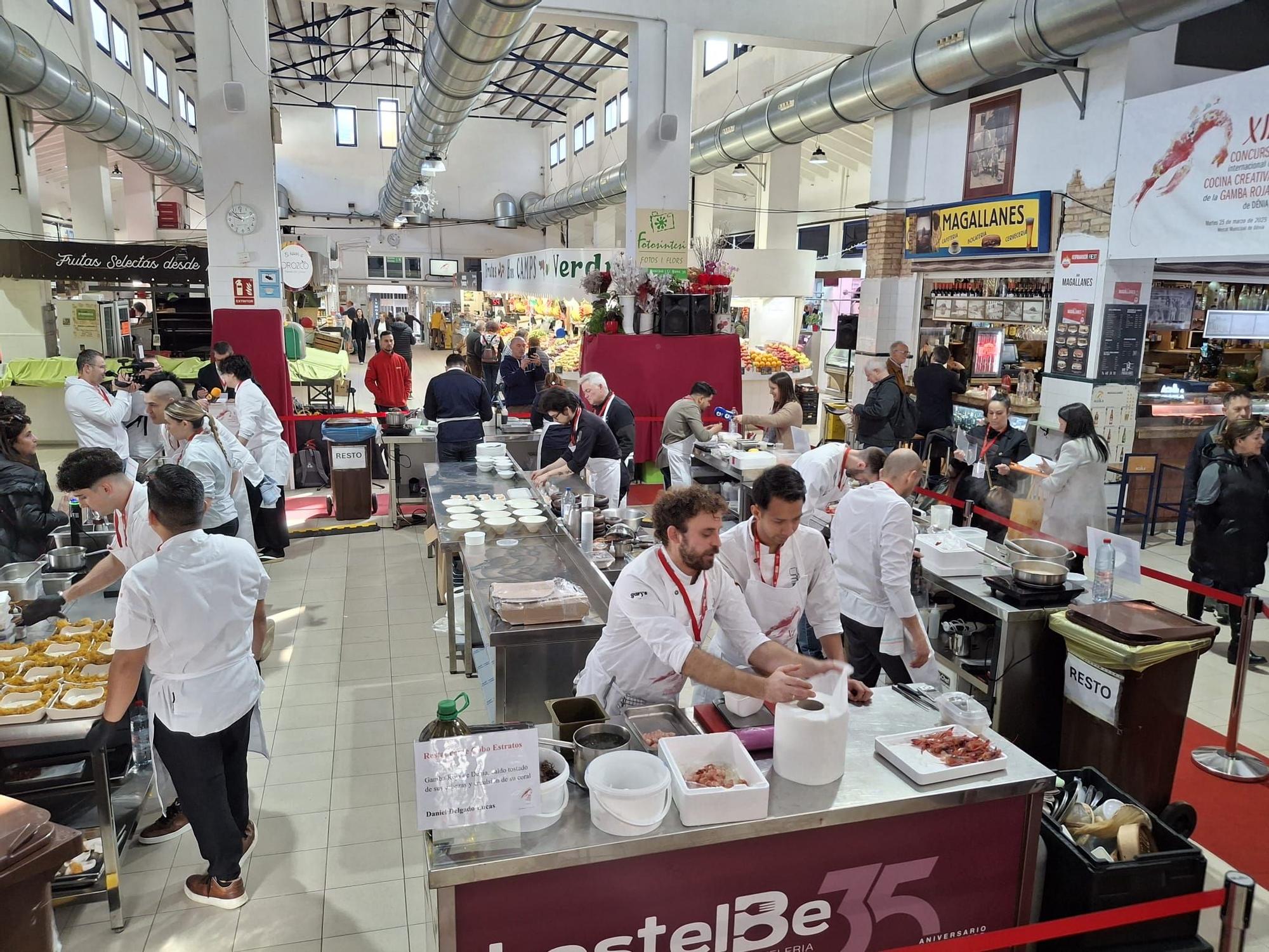 Bulle el Mercat de Dénia: los cocineros le echan mil flores y más a la gamba roja (imágenes)
