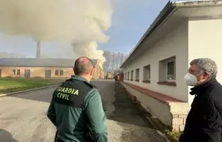 Un incendio iniciado en un almacén afecta a una industria en O Barco