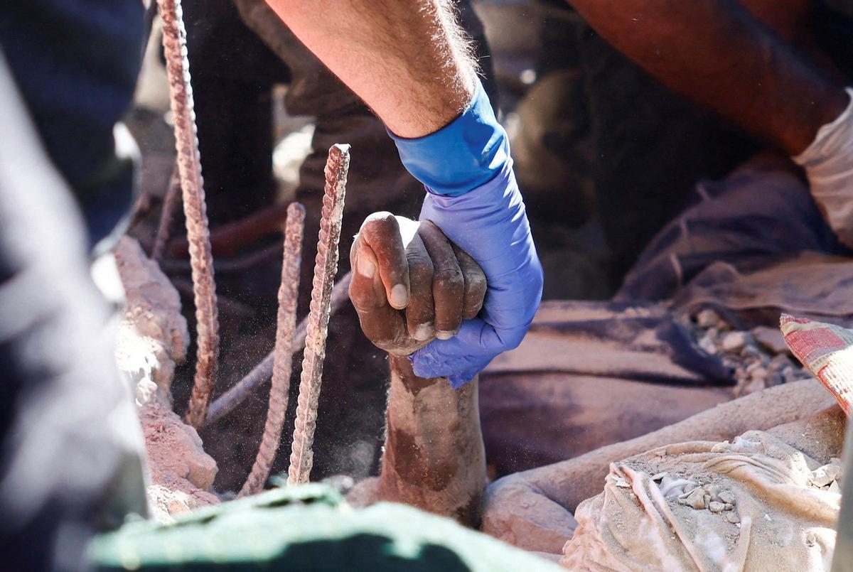 Un rescatista halla un cuerpo sin vida en el lugar de un bombardeo cerca del hospital universitario Rafik Hariri de Beirut.
