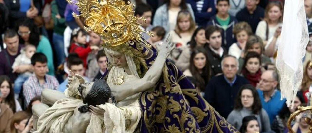 Virgen del Rosario de la hermandad de las Angustias en procesión.