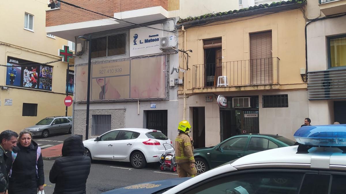 Un bombero, en el bloque donde se produjo el incendio en Plasencia.