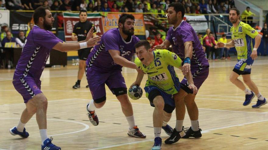 Jaime González, Pablo Cubillas y Raúl Maide seguirán un año más con el Balonmano Zamora