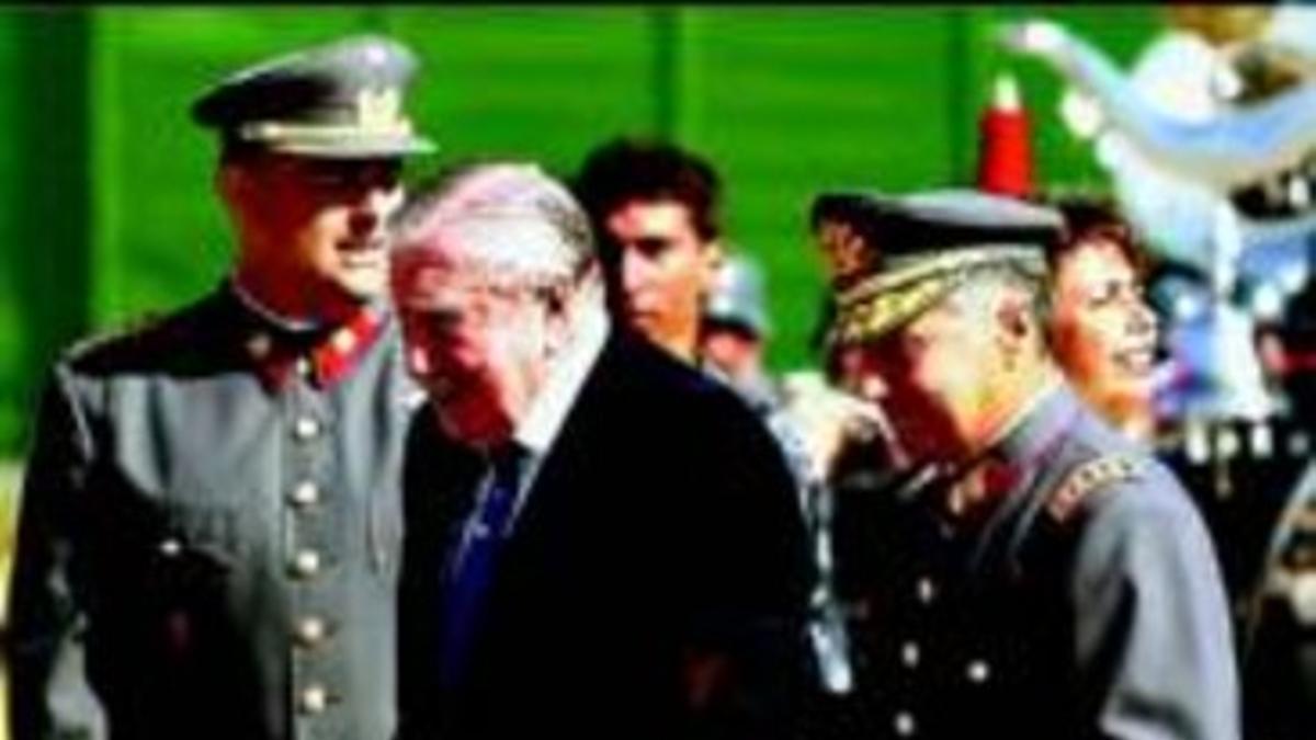 EL FRAUDE  En marzo del 2000, Londres puso en libertad a Pinochet &quot;por motivos de salud&quot;. Pero al aterrizar en Chile, el día 3 de ese mes, el dictador se levantó de la silla de ruedas y se puso a andar.